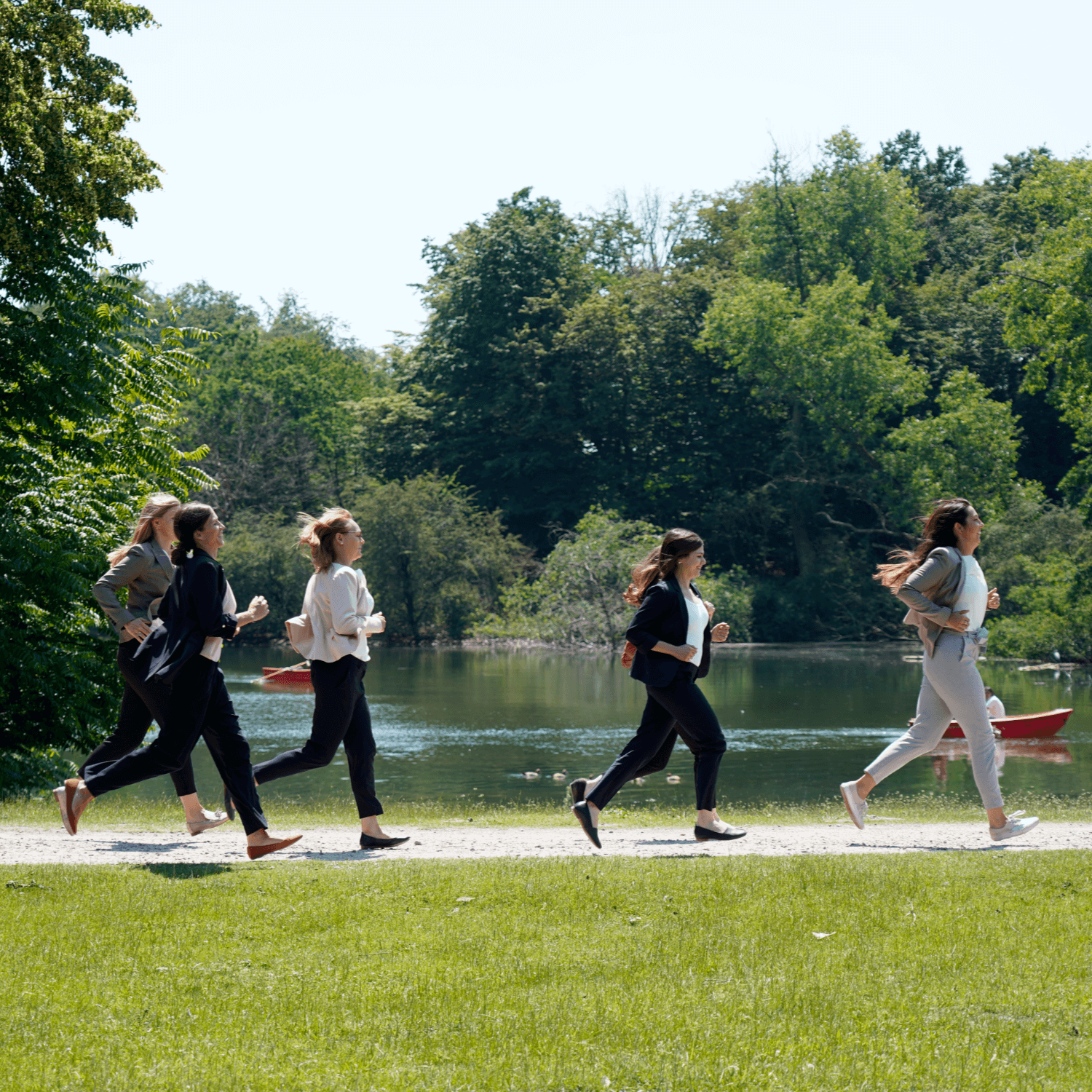 Unternehmenskultur Menschen laufen am See