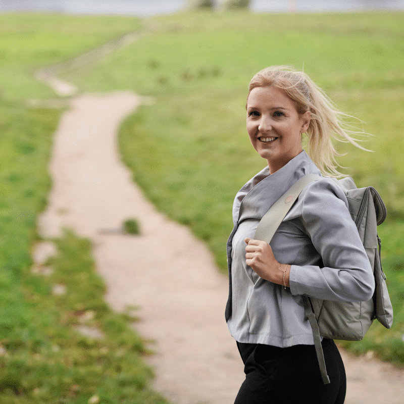 kundenorientierte-kommunikation_kundenkommunikation_persoenlichkeitsentwicklung-coaching Kundenorientierte Kommunikation, Kundenkommunikation, Persönlichkeitsentwicklung Frau macht sich auf den Weg